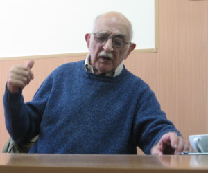 Александр Моисеевич Пятигорский рассказывает студентам Российской экономической школы о философии буддизма. 12 апреля 2007 года. Фото М. Воловича