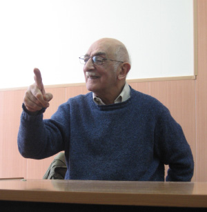 Александр Моисеевич Пятигорский рассказывает студентам Российской экономической школы о философии буддизма. 12 апреля 2007 года. Фото М. Воловича