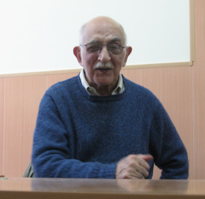 Александр Моисеевич Пятигорский рассказывает студентам Российской экономической школы о философии буддизма. 12 апреля 2007 года. Фото М. Воловича