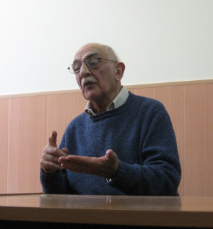 Александр Моисеевич Пятигорский рассказывает студентам Российской экономической школы о философии буддизма. 12 апреля 2007 года. Фото М. Воловича