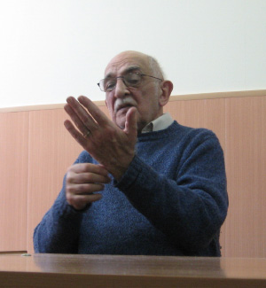 Александр Моисеевич Пятигорский рассказывает студентам Российской экономической школы о философии буддизма. 12 апреля 2007 года. Фото М. Воловича