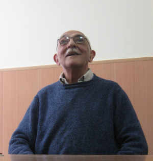 Александр Моисеевич Пятигорский рассказывает студентам Российской экономической школы о философии буддизма. 12 апреля 2007 года. Фото М. Воловича