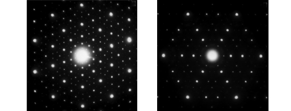 Слева дифракция от квазикристалла системы Al-Pd-Mn вдоль оси симметрии пятого порядка, а справа — привычная дифракция от кристалла с разрешенной симметрией шестого порядка (по данным К. Эдогавы)