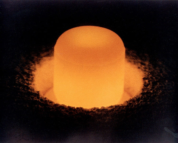 Сфера из плутония-238 светится в темноте, подобно одноваттной лампочке. Плутоний токсичен, радиоактивен и невероятно тяжел: один килограмм этого вещества умещается в кубике со стороной 4 см. Изображение: «Популярная механика»