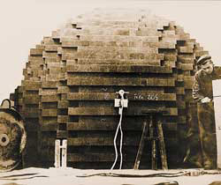 Из графитовых брикетов складывали купол, внутрь которого помещали источник нейтронов, и датчиками фиксировали поток, дошедший до поверхности (изображение: «Наука и жизнь»)