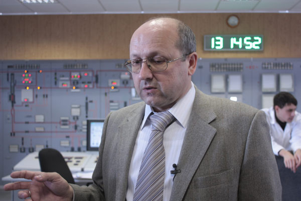 Главный инженер Лаборатории нейтронной физики Александр Виноградов рассказывает о работе реактора. Фото: «Наука и жизнь»