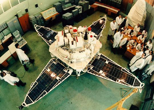 Спутник «Прогноз» в монтажном цеху. Фото с сайта www.iki.rssi.ru