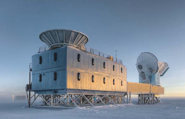 BICEP2 и южнополярный телескоп SPT (South Pole Telescope) на фоне заката. Фото Steffen Richter (Harvard University) с сайта www.cfa.harvard.edu