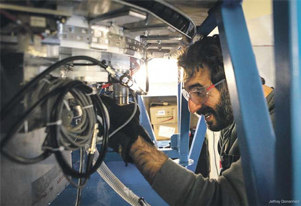 Аспирант Джонатан Кауфман пополняет запас жидкого гелия, необходимого для нормальной работы датчиков BICEP2, регистрирующих космический микроволновый фон. Фото Jeffrey Donenfeld с сайта ucsdnews.ucsd.edu