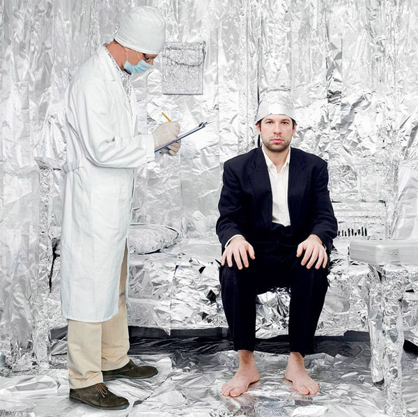 Ошибки кода. Чем сложнее система, тем выше вероятность сбоев и тем более непредсказуем их результат. Проблемы в работе мозга и ошибки генетического кода становятся причиной странностей в отношении человека с окружающей реальностью. Изображение: «Популярная механика»