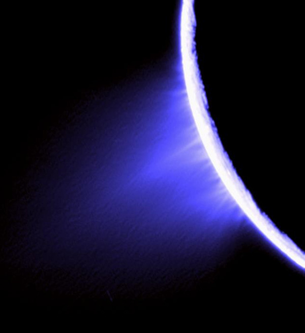 Один из гейзеров Энцелада, выбрасывающих из-под поверхности водяной пар и лед. Фото: NASA/JPL/Space Science Institute с сайта photojournal.jpl.nasa.gov