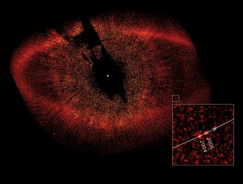 Первая экзопланета, зарегистрированная с помощью прямого наблюдения в видимом диапазоне, — Фомальгаут b. На фотографиях, сделанных «Хабблом» с разницей в два года, видно перемещение планеты, совершающей полный оборот за 872 года. Изображение: «Популярная механика»