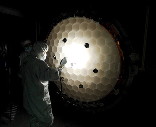 Обсерватория «Кеплер» — первая миссия NASA, способная обнаруживать планеты размером с Землю и даже меньше. Инструмент «Кеплера» — сверхчувствительный фотометр, оснащенный телескопом системы Шмидта с апертурой 0,95 м и шириной поля зрения 12°. Измерительная часть фотометра состоит из 42 ПЗС-матриц размерами 50 х 25 мм и разрешением 2200 х 1024 p. Изображение: «Популярная механика»