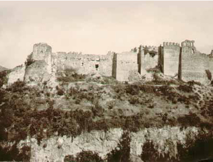 Фотография Трапезундского кремля, хранящаяся среди бумаг Трапезундской экспедиции (изображение: «Наука из первых рук»)