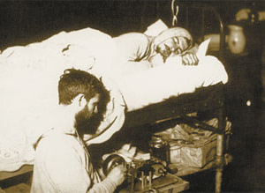 Известный американский нейрофизиолог Н. Клейтман проводит мониторинг сна своего ассистента Б. Ричардсона во время экспериментальной самоизоляции в Мамонтовой пещере (штат Кентукки, США). 1938 год. Изображение: «Наука и жизнь»