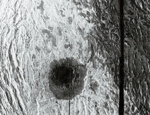 Изображение района гор Максвелла с кратером Клеопатра, полученное аппаратом Magellan. Изображение: «Наука и жизнь»