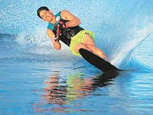 Чем выше скорость спортсмена на водных лыжах, тем лучше его держит вода (фото: www.nkj.ru)