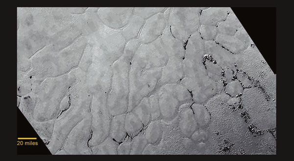 Равнина Спутника разделена на ячейки протяженными бороздами, некоторые из борозд заполнены темным материалом неясной пока природы