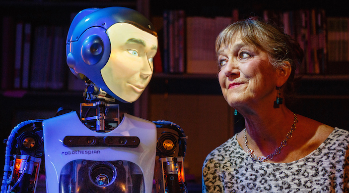RoboThespian и Джуди Норман в пьесе «Осколки: история любви»