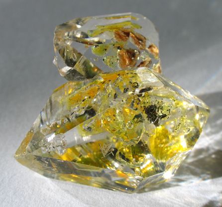 Вторичные включения нефти в кварце