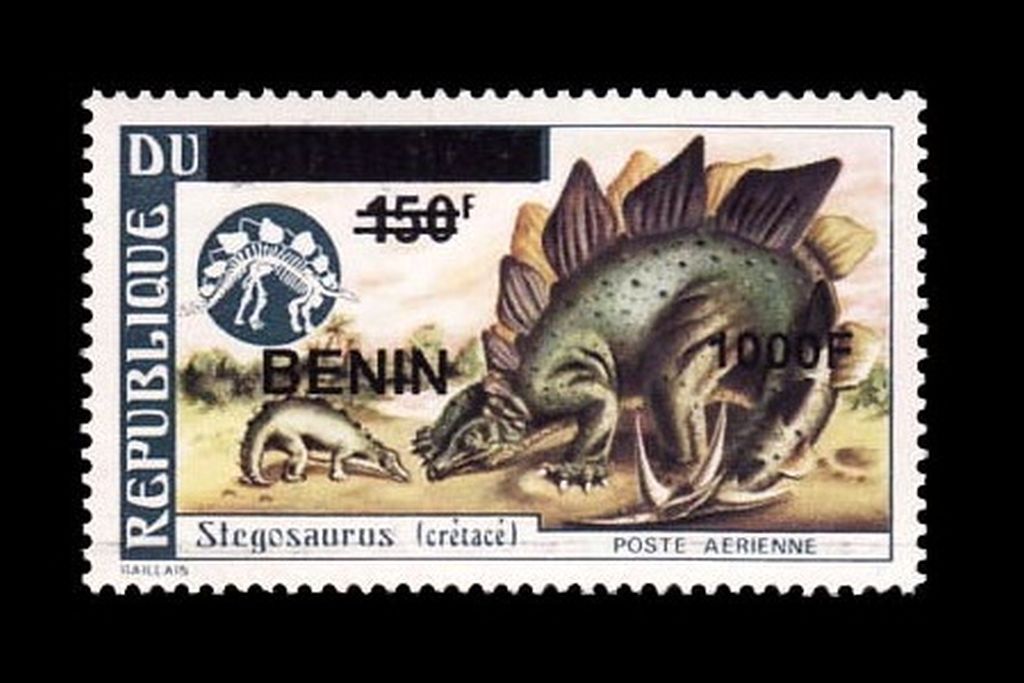 Марка Дагомеи с реконструкцией стегозавра