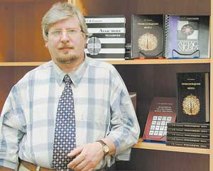 Профессор С.В.Савельев более 20 лет занимается исследованиями физиологии, анатомии и эволюции нервной системы. Он руководит лабораторией развития нервной системы Научно-исследовательского института морфологии человека РАМН. Сергей Вячеславович не только известный ученый, но и художник, сам иллюстрирующий свои книги (фото: «Наука и жизнь»)