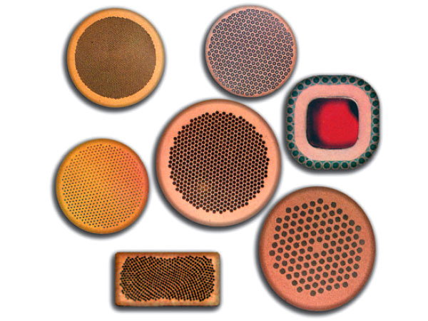 Рис. 35. Сечения промышленных сверхпроводящих проводов на различных этапах их «сборки»