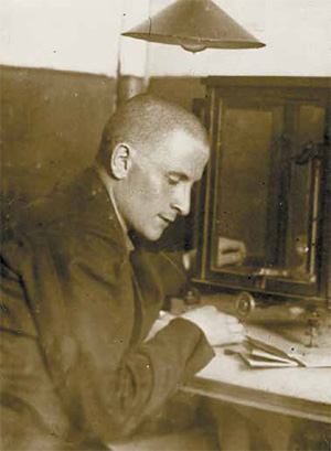 За рабочим столом — будущий всемирно известный теоретик химической физики. Здесь студент Давид Франк-Каменецкий согласно учебному плану создавал курсовые проекты металлургических цехов и по неотвратимому влечению вёл глубокие теоретические исследования физических процессов в сложной химии. Томск, 1931 год. Фото: «Наука и жизнь»