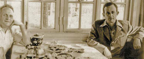 Академику Юлию Борисовичу Харитону (справа), руководителю объекта Арзамас-16, до того много лет проработавшему в институте Н. Н. Семёнова и два года в Великобритании в лаборатории Э. Резерфорда, есть о чём рассказать на традиционном чаепитии в городе Сарове. Фото: «Наука и жизнь»