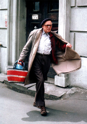 У подъезда своего дома. Лето 1987 г. Фото с сайта w.sakharov-archive.ru