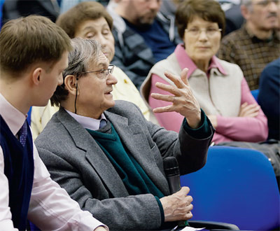 Доклады на семинаре НИИ гиперкомплексных систем в геометрии и физике вызвали у профессора Пенроуза множество вопросов. Фото Андрея Афанасьева.