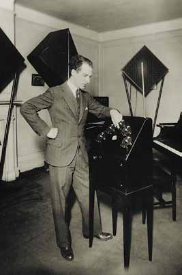 <p>Лев Термен с инструментом</p>