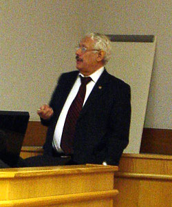 Владислав Иванович Пустовойт (фото из Википедии) («Троицкий вариант — Наука»)