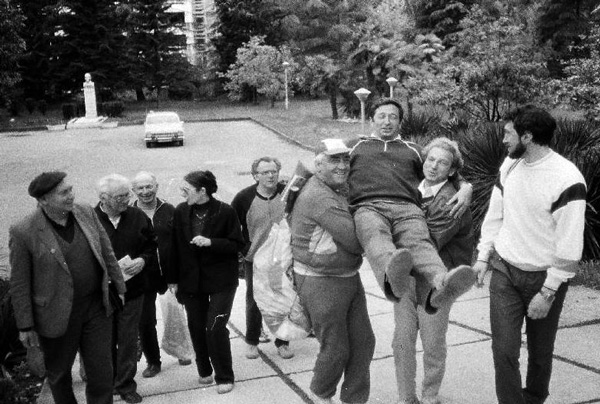 На снимке Вадим Цытович и Миша Рабинович несут Яшу Синая в библиотеку. На заднем плане поодаль виден маленький бюст Ленина, предназначенный для маленьких обитателей Кремля