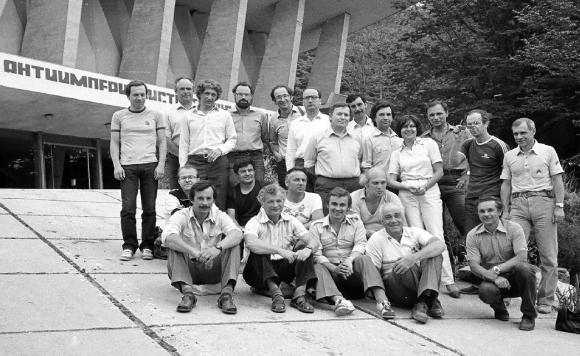 Конференция «Сочи-2» (1985 год). Транспарант на главном здании Спутника гласит: «МЫ ЗА АНТИИМПЕРИАЛИСТИЧЕСКУЮ СОЛИДАРНОСТЬ!» Сидит второй справа Вадим Цытович, а я стою четвертая справа