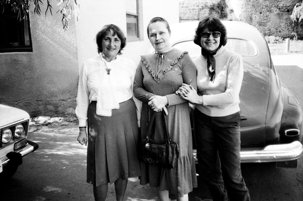 Слева направо: Дина Акулина, Аля Кемоклидзе — моя сестра, приехавшая повидаться с нами, и я (моя девичья фамилия Кемоклидзе)