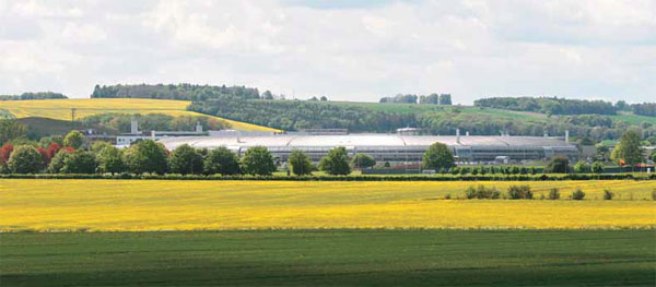 Вид на центр синхротронного излучения в пору цветения рапса («Наука из первых рук» №2(62), 2015)