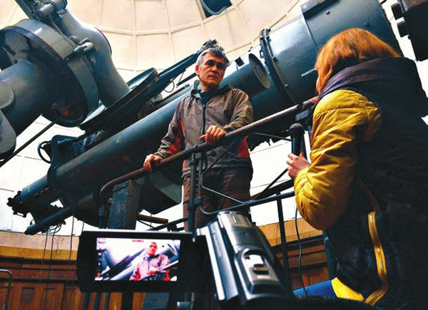 Маргарита Москалева берет интервью у Владимира Сурдина. Фото С. Гусевой