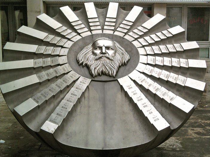 Памятник периодической таблице Менделеева в Словацком техническом университете в Братиславе. Фото: Pe-Jo / Wikimedia Commons / CC BY-SA 3.0 («Наука и жизнь» №1, 2017)