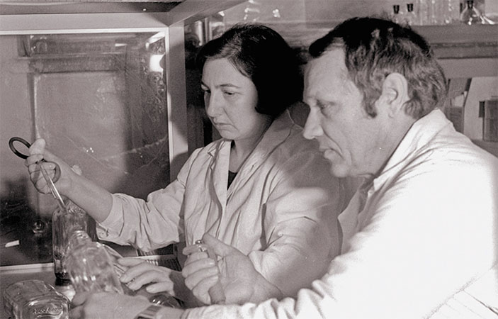 Сотрудники ИЦиГ СО АН СССР М. А. Сукоян и О. Л. Серов («Наука из первых рук» №2/3 (74), 2017)