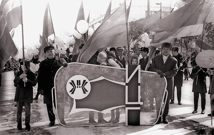 Колонна сотрудников ИЦиГа на первомайской демонстрации в Академгородке. 1970-е гг. («Наука из первых рук» №2/3 (74), 2017)