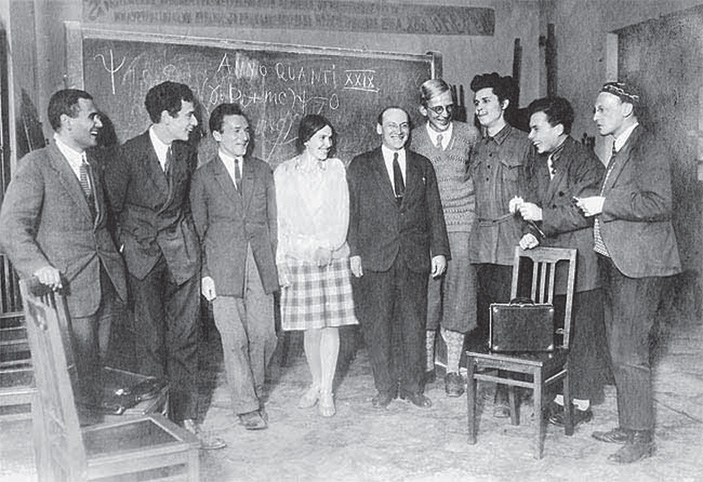 Ленинградский университет. Семинар Я. И. Френкеля.\nСлева направо: И. И. Гуревич, Л. Д. Ландау, Л. В. Розенкевич, А. Н. Арсеньева, Я. И. Френкель, Г. А. Гамов, М. В. Мачинский, Д. Д. Иваненко, Г. А. Мандель. 1929 год. Фото с сайта kapitza.ras.ru («ТрВ» №24(268), 04.12.2018)