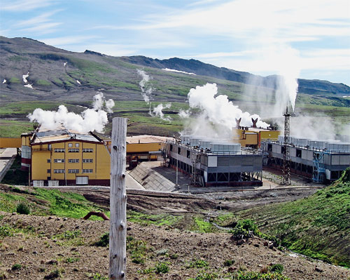Мутновская ГеоЭС на Камчатке. На конец 2011 года установленная мощность станции была 50 МВт, однако её планируется увеличить до 80 МВт. Фото Татьяны Коробковой (НИЛ ВИЭ географического факультета МГУ им. М. В. Ломоносова.)