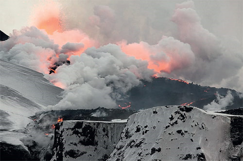 Извержение исландского вулкана Эйяфьятлайокудль — иллюстрация бурных вулканических процессов, протекающих в активных тектонических и вулканических зонах с мощным тепловым потоком из земных недр