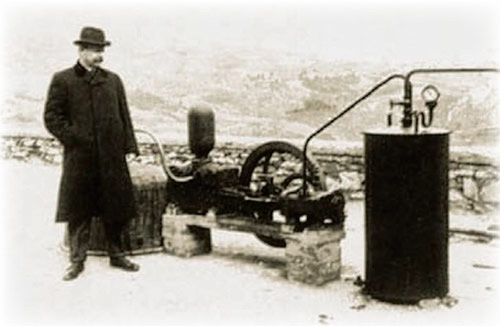 Двигатель и инвертор, использовавшиеся в Лардерелло в 1904 году в первом эксперименте по производству геотермальной электроэнергии