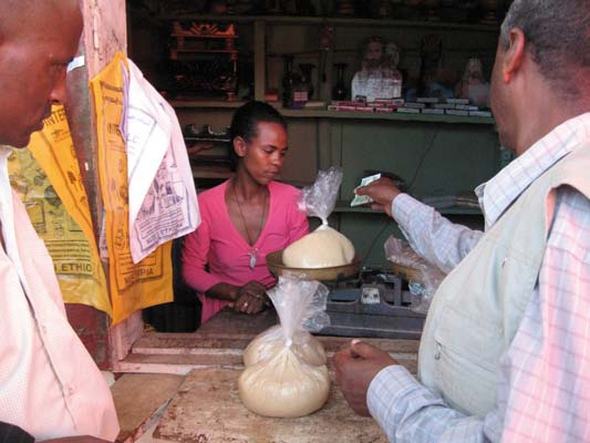 В Эфиопии мед продают в полиэтиленовых пакетах