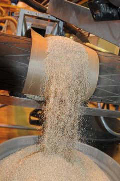 Микроволновое нагревание вермикулита в проточном режиме и расфасовка его в мешки