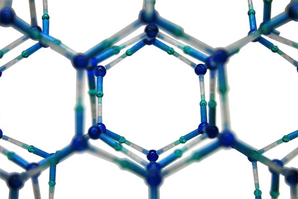 Кристаллическая фаза воды — лед. Фото модели: Е. Подольский, 2006