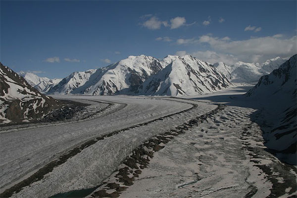 Ледник Федченко — самый крупный ледник Евразии, 77 км в длину и почти километр в толщину (Памир, Таджикистан; фото автора, 2009)