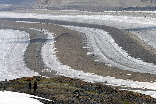 Срединная морена ледника Федченко (Памир, Таджикистан; фото автора, 2009)